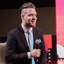 特朗普全面发力！解雇统计局局长并要求鲍威尔辞职